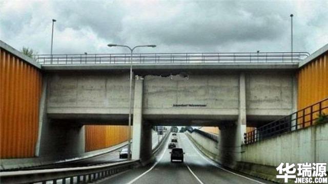 济南二手车市场华瑞源报道荷兰设计的断桥式海底隧道，桥都断了，汽车怎么还能往前开！